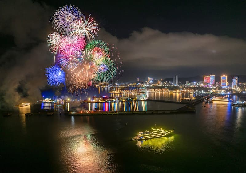 Pháo hoa tại Sun Elite City Bãi Cháy thu hút hàng nghìn người